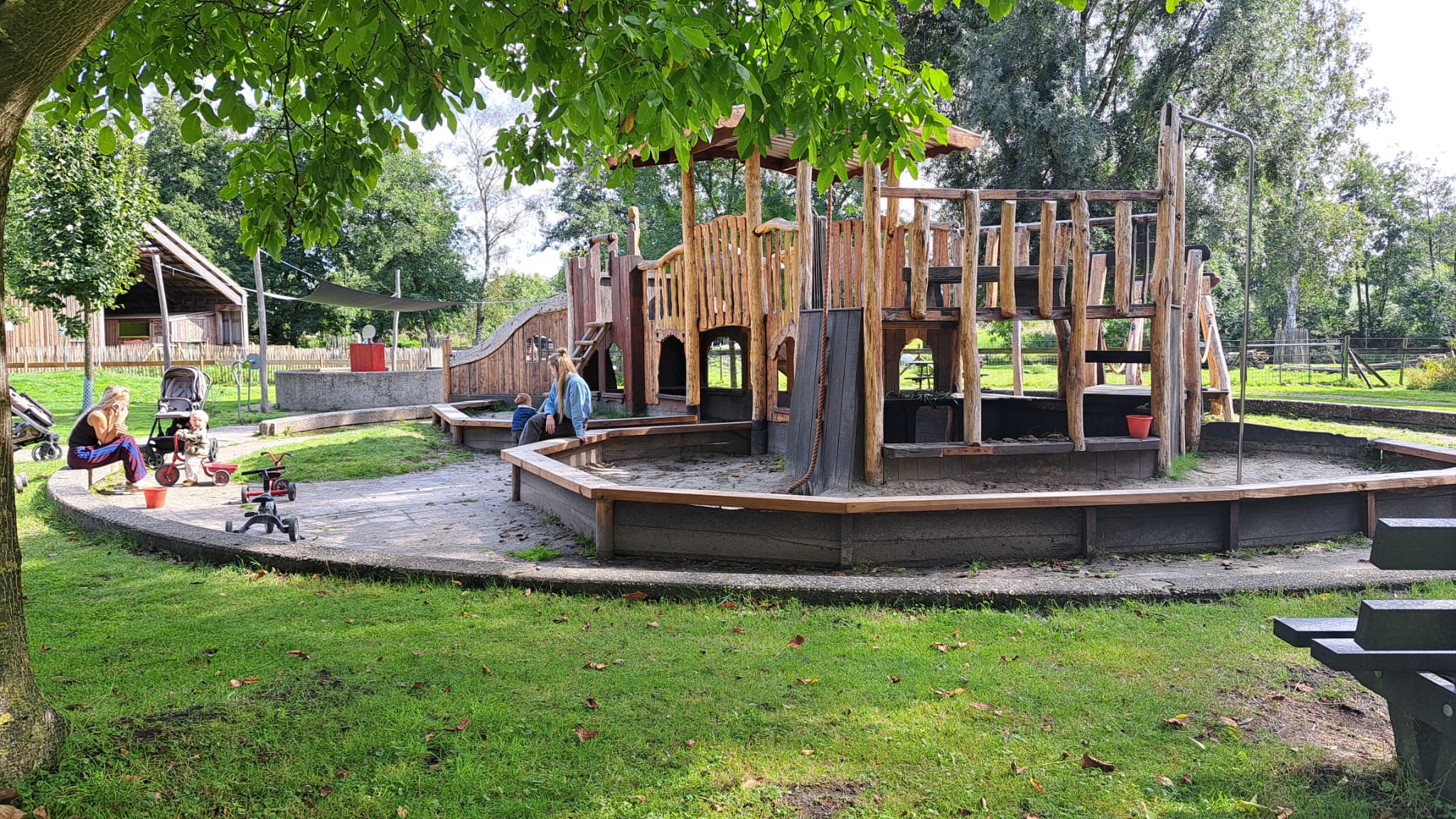 Speeltoestel met vernieuwd duurzaam hout en na afschuren en oliën in 2025